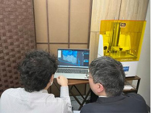 弊社スタッフが、顧客先に出向、3Dプリントオペレーション指導を行います。